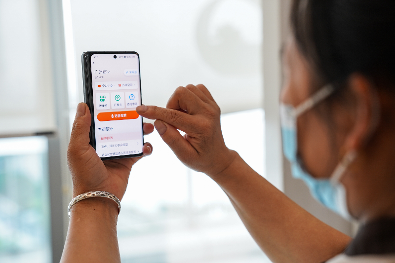 老人使用粤省事APP“关怀版”.jpg